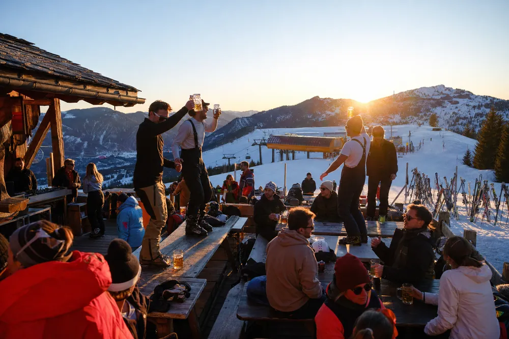 Après-Ski auf der Terrasse in der Abendsonne
